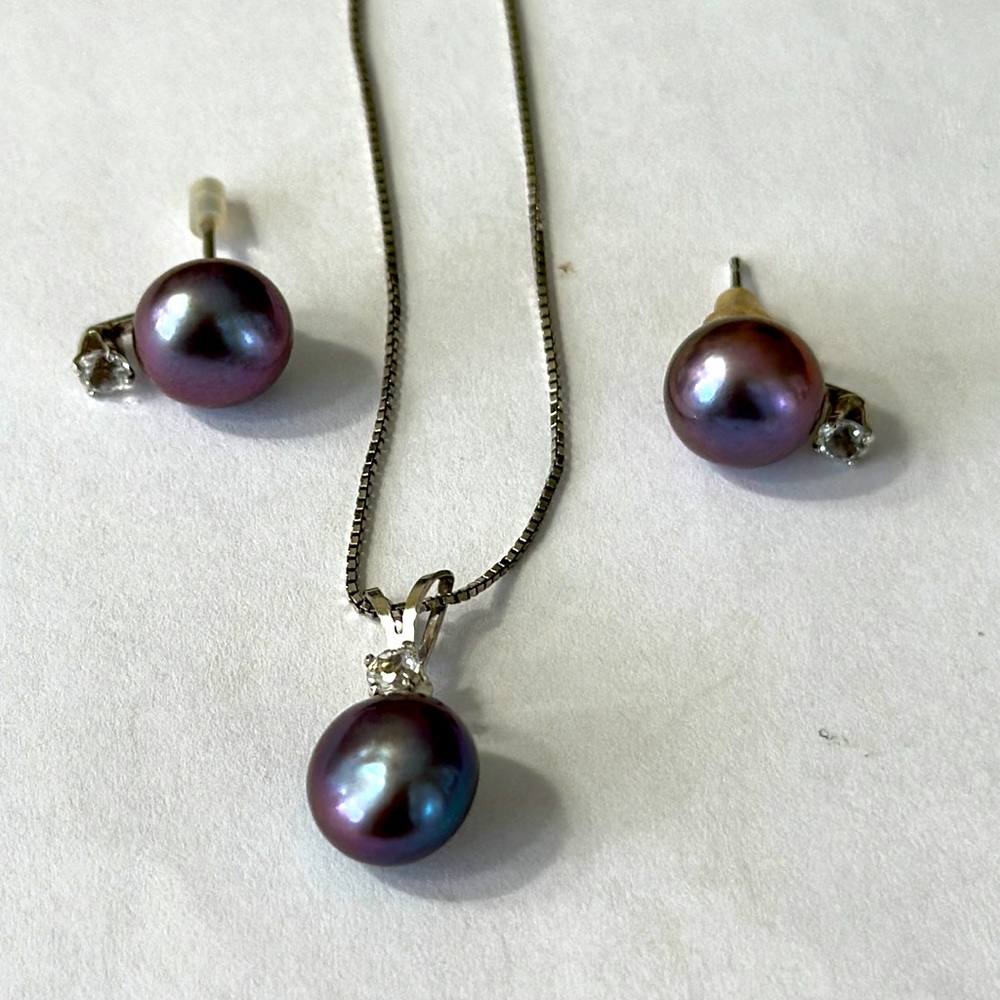 Sterling Silver Tahitian black Pearl necklace W/small diamond & earrings set